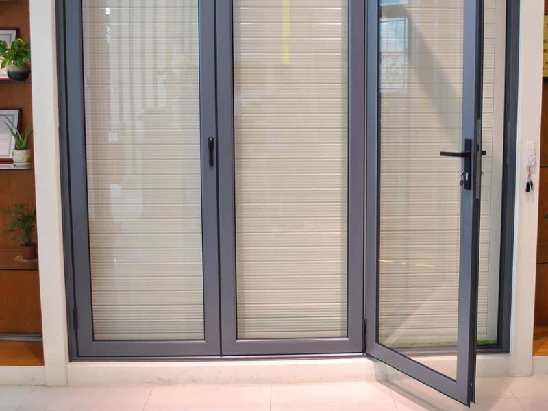 cửa nhôm Việt Pháp mở quay