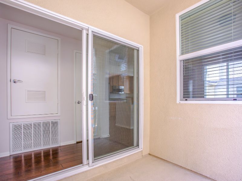 giá cửa kính cường lực