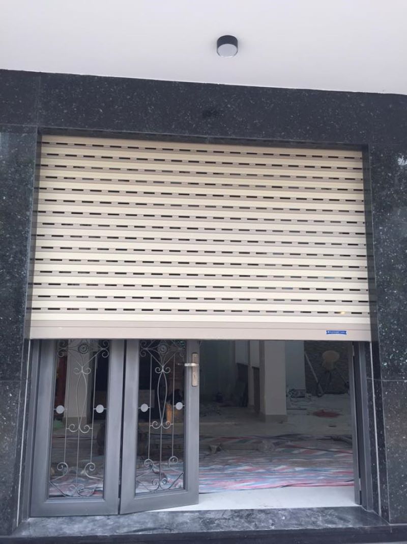 Kính cường lực và cửa cuốn Kính cường lực và cửa cuốn