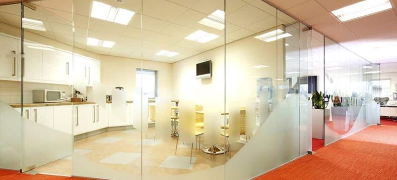 Kính cường lực và cửa cuốn